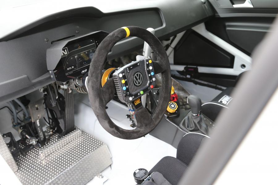 Интерьер Volkswagen Golf GTI TCR 2017 года  (фото 23 из 33)